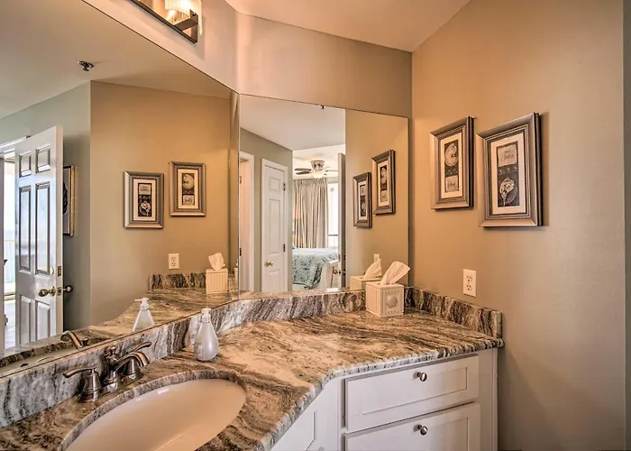Waterfront Escape W/ Amenities! Gulf Shores