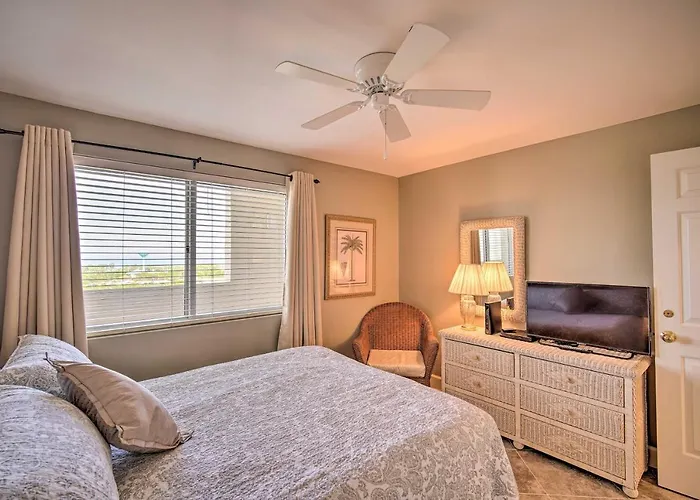 Waterfront Escape W/ Amenities! *